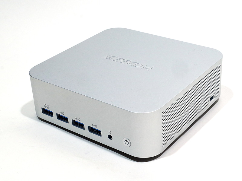 GEEKOM A8MAXの実機写真。前面のUSB端子のサイズからも分かるようにサイズはコンパクトながら中身は高性能なRyzen 9 8945HSを内蔵し、パフォーマンスは高い