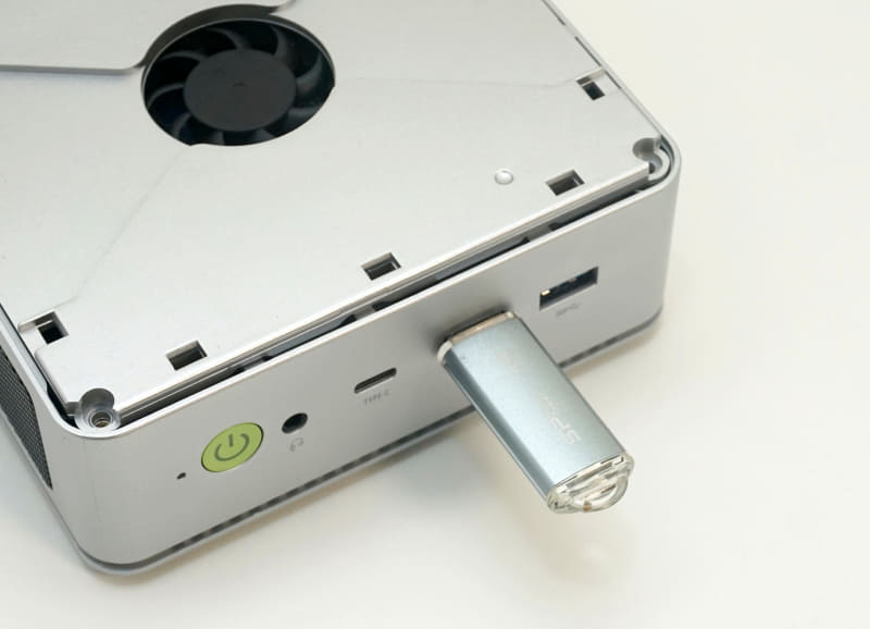 M.2 SSDの換装作業が残っているので内部パネルだけ戻し、ClonezillaのUSBメモリをUSBポートに挿す