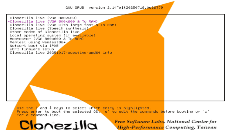 Clonezillaの起動画面だ。「Clonezilla Live(VGA 800x600)」か、「Clonezilla Live(VGA 800x600 To Ram)」が成功しやすかったのでどちらかを選んでEnterキー