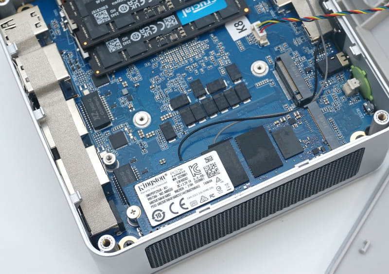 今回使うGMKtekのミニPC「NucBox K8」では、天板と内部パネルを外すだけでM.2スロットにアクセスできる
