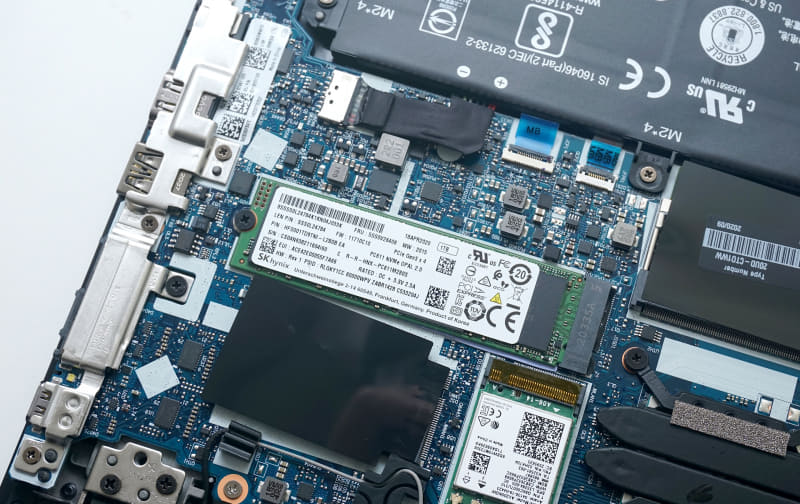 特に薄型ノートPCの場合、交換用のSSDを購入する前にどんな形状のストレージに対応するかを確認したい