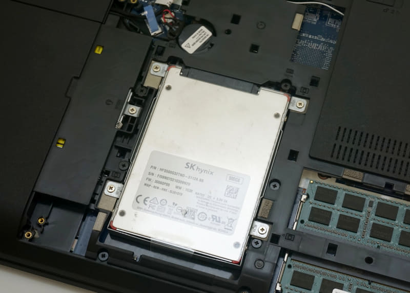 古いローエンドモデル、特に光学ドライブも搭載するノートPCでは、低価格な2.5インチSSDを利用していることもある