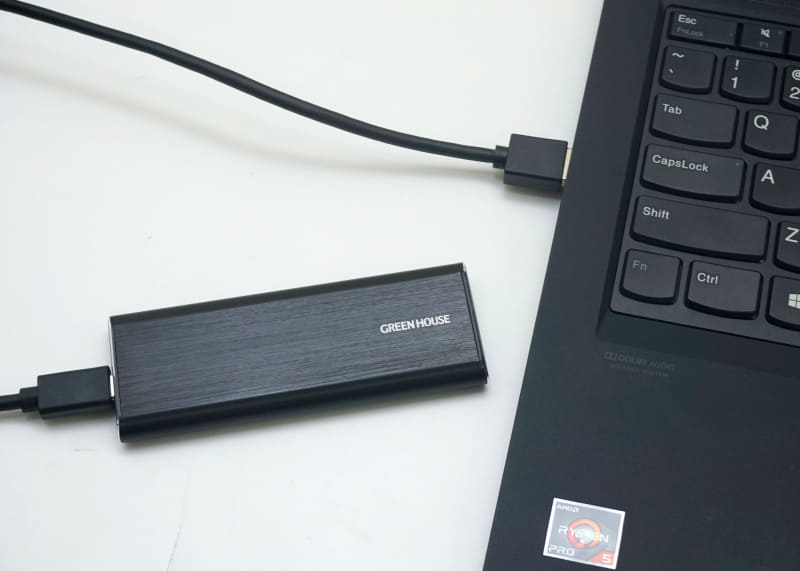 USB接続の外付けSSDボックスにSSDを組み込んでクローン作業を行なうことも可能