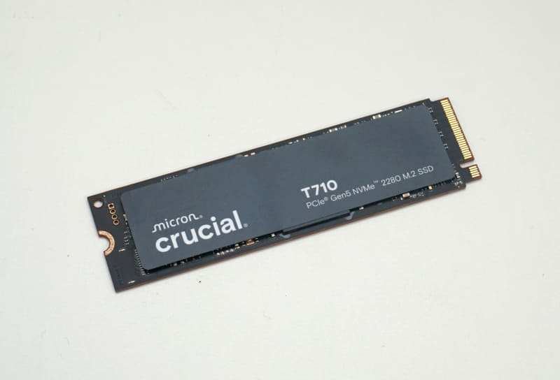 換装用のSSDはMicronのM.2 SSD「Crucial T710 CT2000T710SSD8-JP」。高性能だが発熱が低く、扱いやすくて信頼性が高いM.2 SSDの1つだ。余談だがCrucialブランドの撤退は本当に惜しい