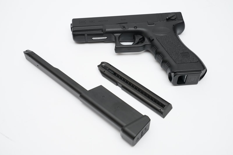 「グロック18C」のノーマルマガジンは30発。100連マガジンであれば1ゲームプレイできるだけのBB弾を装填できる