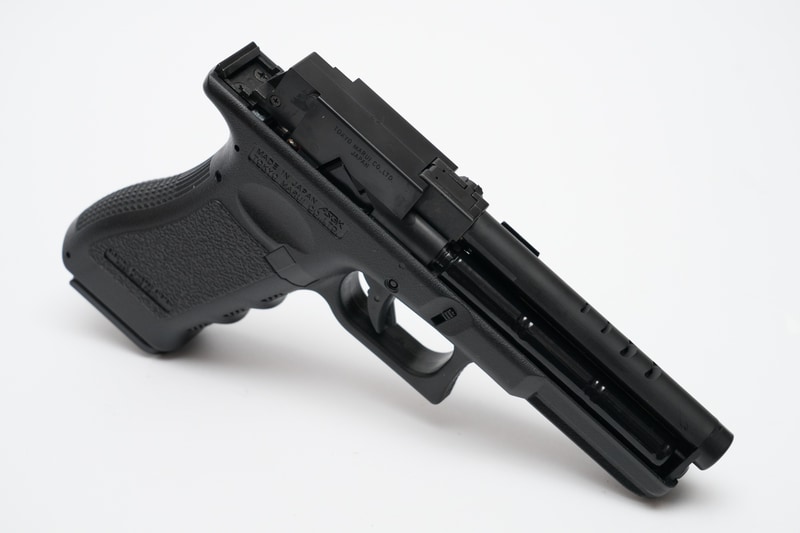 スライドを外せば、「7.2Vニッケル水素マイクロ500バッテリー」を装着可能。ケーブルの取り回しに注意する必要はない