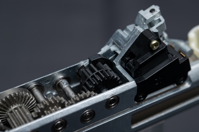 黒いのが「極」強化セクターギア。ほかのギアは柔軟性のある純正品を流用することで、メカボックスの特定箇所へ負担が集中しないように設計されている