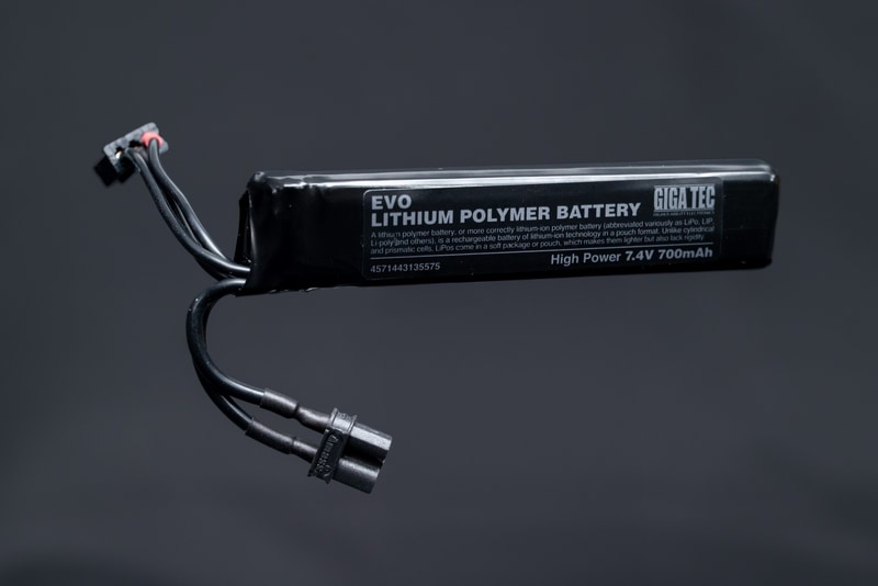 バッテリの端子交換は、予備知識がないとショートなどによる事故の可能性がある。自信のない方は、カスタム品をショップから購入するほうが無難だ