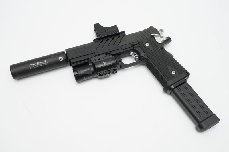 「ハイキャパE用マズルアダプター」を装着し、サイレンサー、ドットサイト、ライト、100連マガジンを装備。サイレンサーを装着すると、発射音がさらに低減され、ステルス性が向上する。少し立ち回りを工夫すれば、長物(ライフル)と十分張り合うことが可能だ