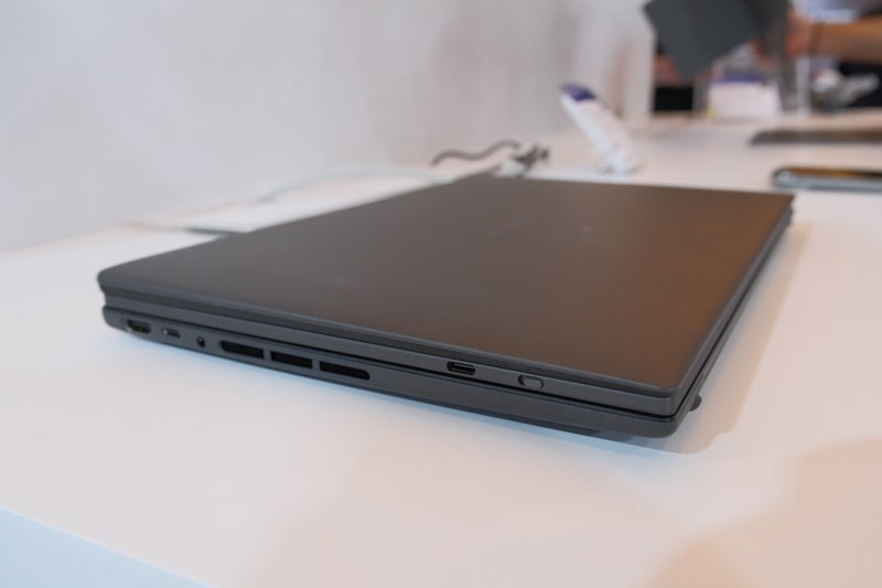 ディスプレイはキーボードを挟んだまま閉じることが可能