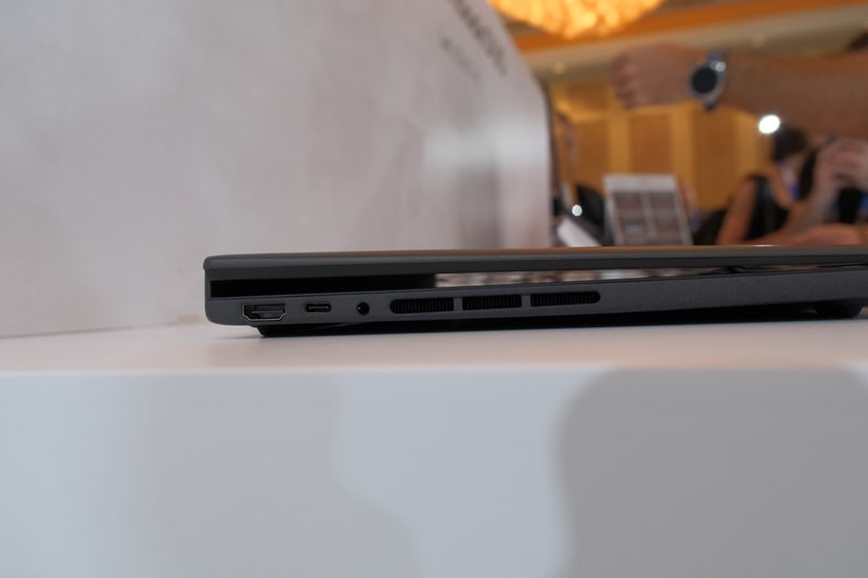 キーボードなしでも閉じられるが、隙間ができる