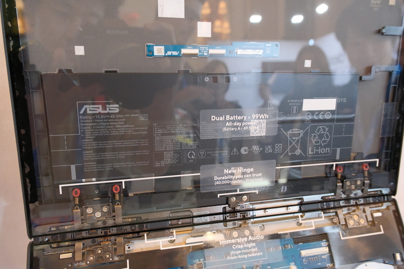 新型では筐体の上側、下側の両方にバッテリを配置し、長時間駆動を実現