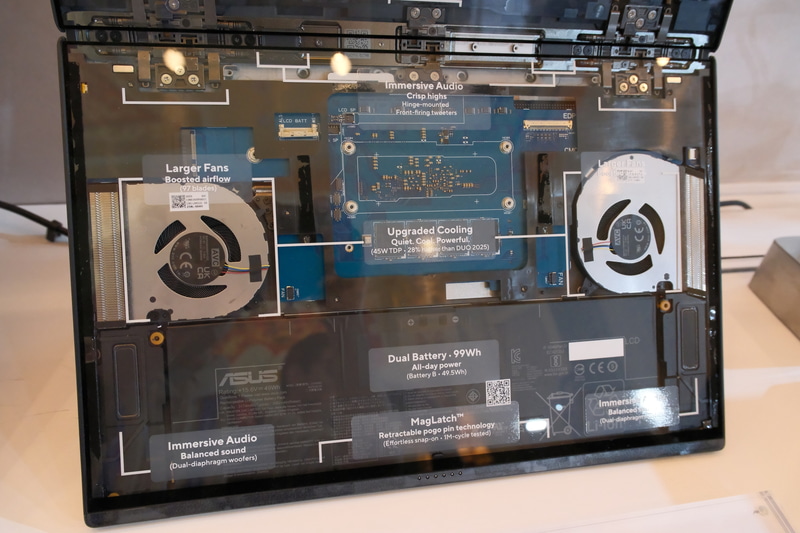 下側にはバッテリのほか、マザーボードや冷却機構などが収められている