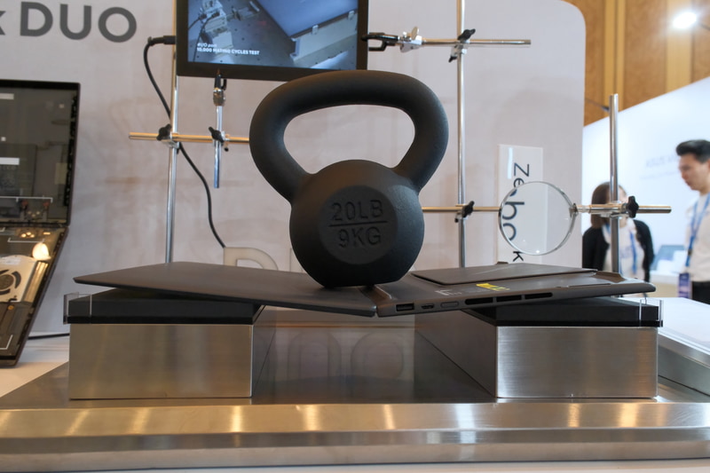 ヒンジ部分の耐久性デモ。9kgの重りを載せても壊れないという