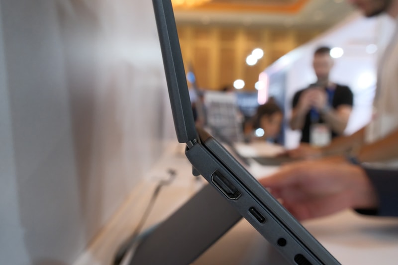 ヒンジが動く様子