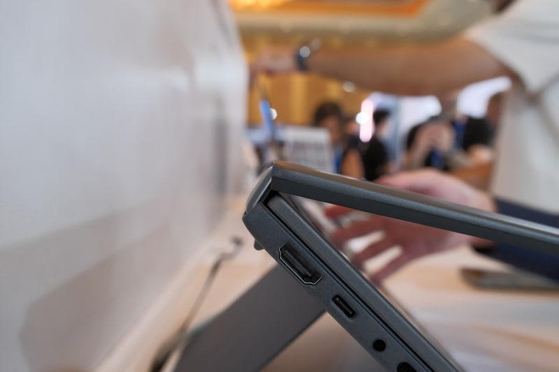 ヒンジが動く様子