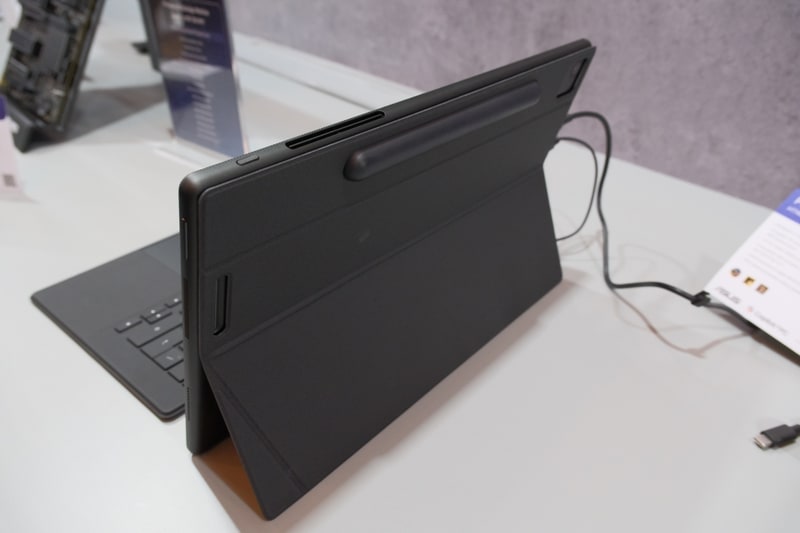 カバーはスタンドやペンの収納部付き