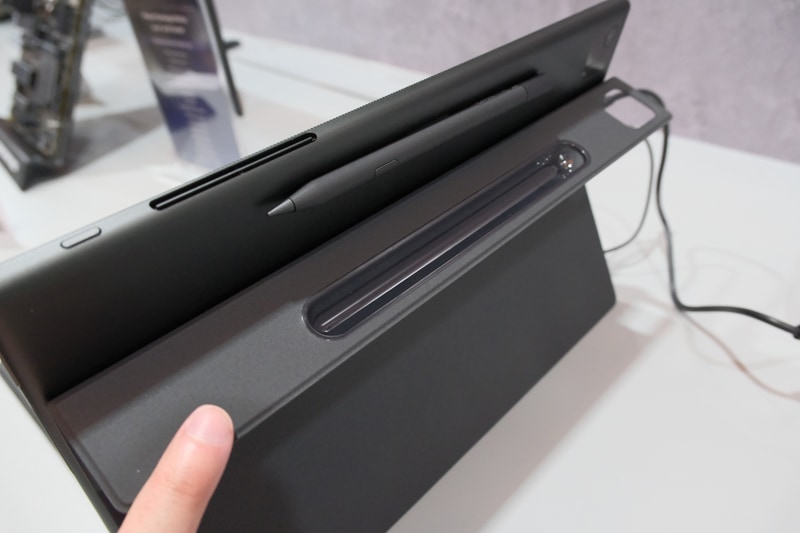 カバーはスタンドやペンの収納部付き