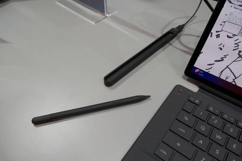 傾き検知にも対応したASUS Pen 3.0。ProArt PZ14の背面にくっ付けて充電できる