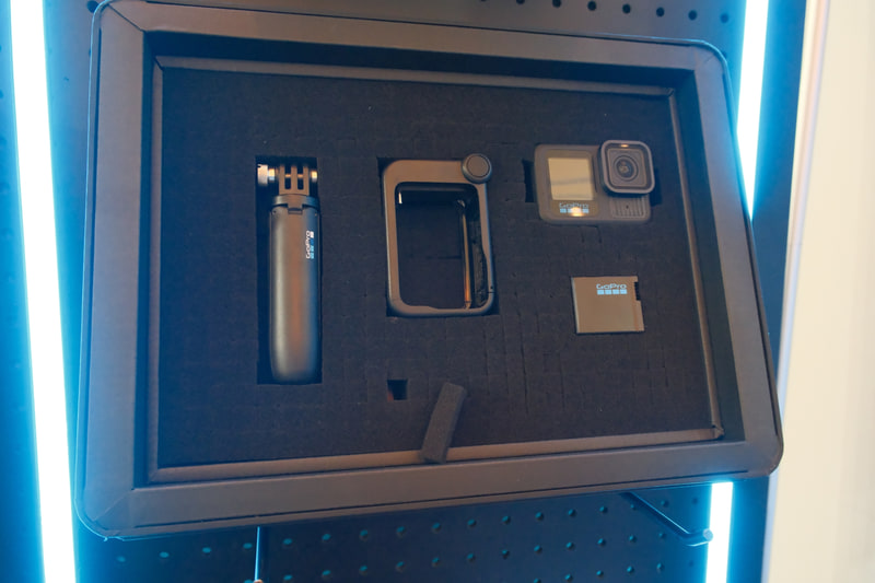 ケース内部の緩衝材は細かく切ってあり、収納する機材にあわせてスペースを変えられる