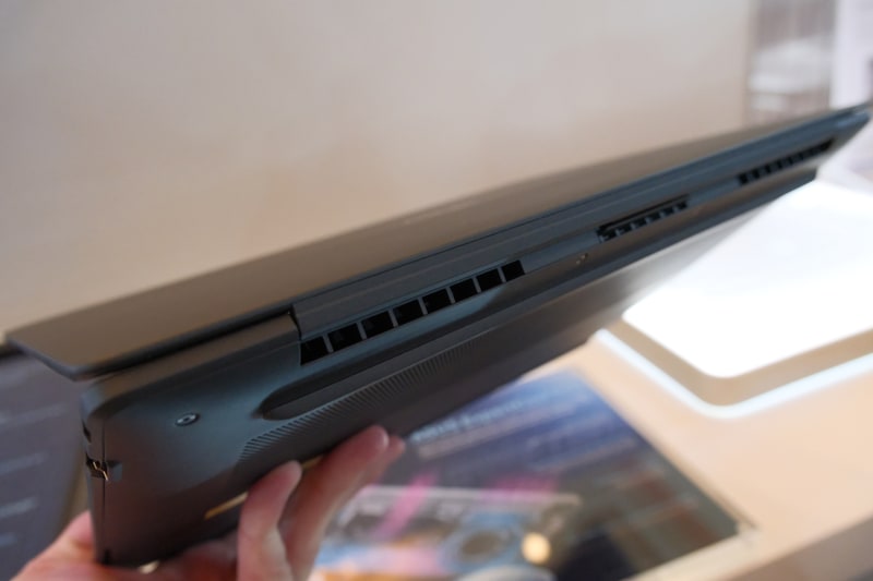 ディスプレイを閉じた状態でも通気口が塞がれない設計