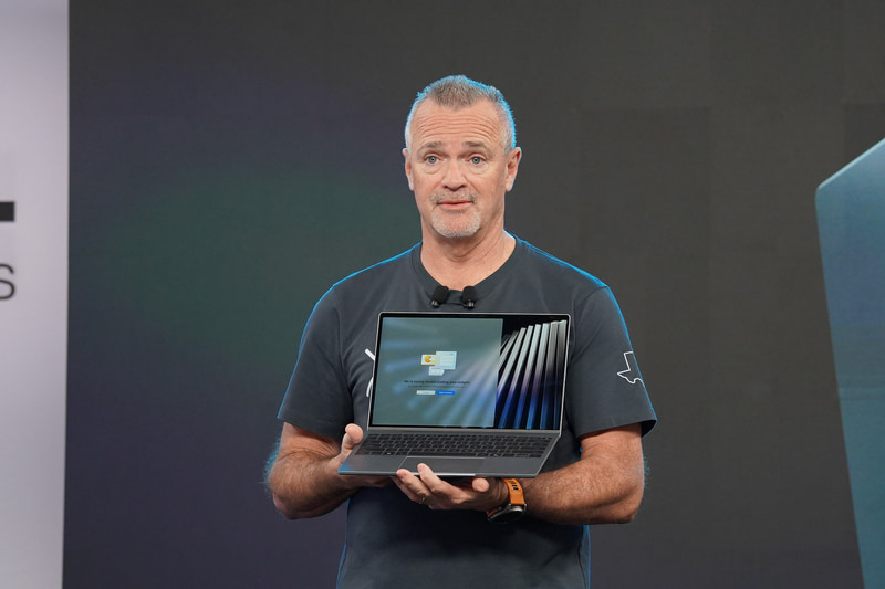 Dell Technologies 副会長 兼 COO ジェフ・クラーク氏が新XPS 13をチラ見せ