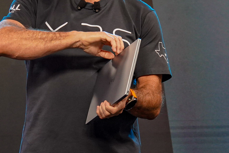 左側面には1ポートのUSB Type-Cが見える、右にも1ポートあることが確認できた。