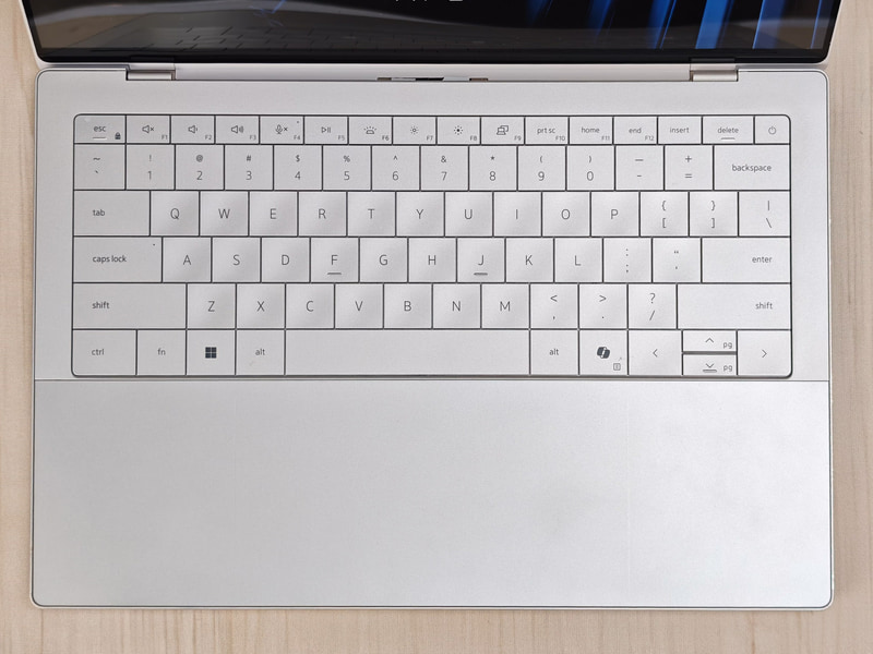 キーボードの6列目は物理キーが復活している