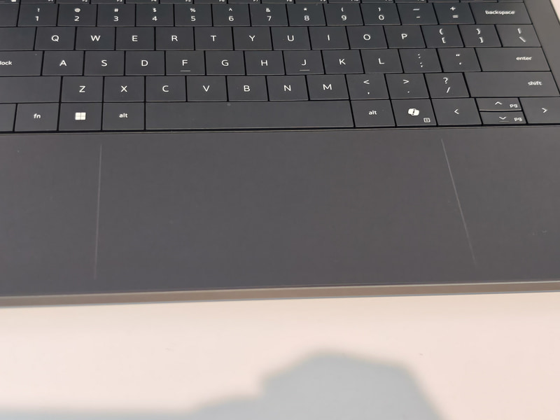 シームレスタッチパッドには、薄く線が入るようになっており、境界が一目で分かるようになっている。グラファイトでは割とハッキリ見えるが、シマーでは遠目には見えない