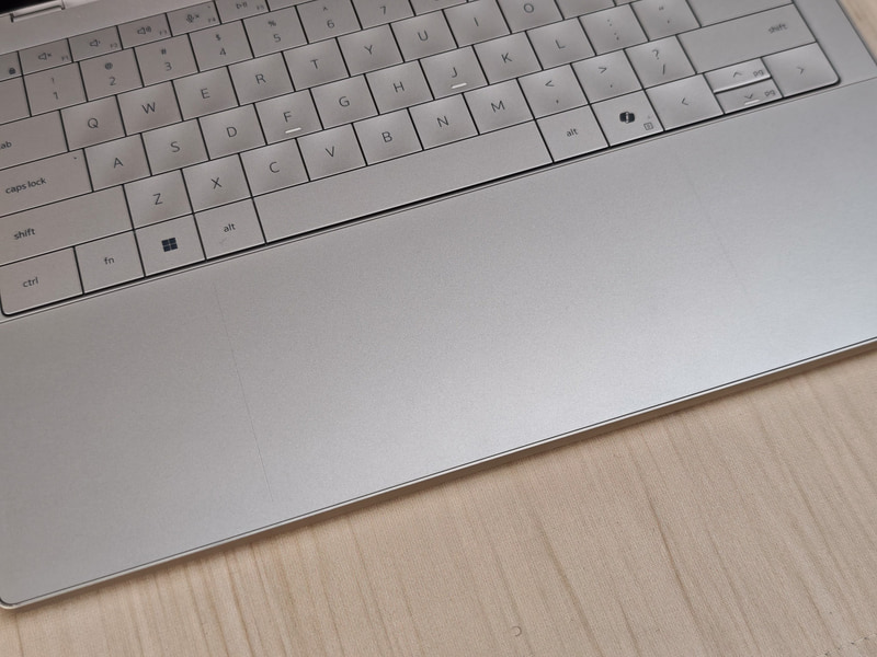 シームレスタッチパッドには、薄く線が入るようになっており、境界が一目で分かるようになっている。グラファイトでは割とハッキリ見えるが、シマーでは遠目には見えない