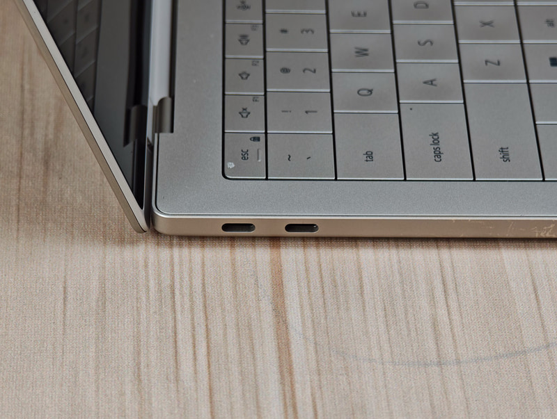 左右のポート、USB Type-Cとヘッドフォン端子だけというクリーンデザインは継続されている