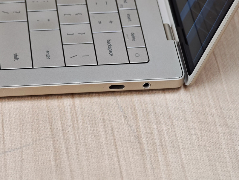 左右のポート、USB Type-Cとヘッドフォン端子だけというクリーンデザインは継続されている