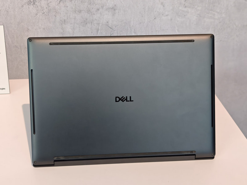 D面カバー、左右4つのネジだけで外せるというメンテナンス性の良さも継続