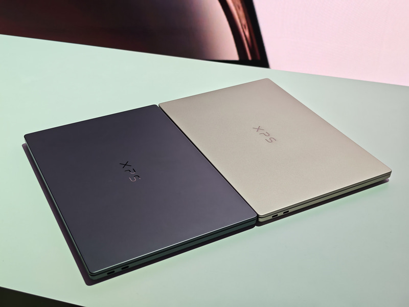 手前がグラファイト、奥がシマー