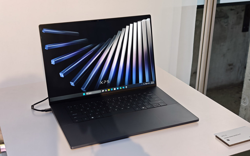 XPS 14と比較するとキーボードの左右が大きいのがデザイン上の違いとなるXPS 16。カラーはグラファイト