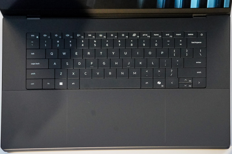 キーボードに6列目が復活し、シームレスタッチパッドには境界が入るようになった