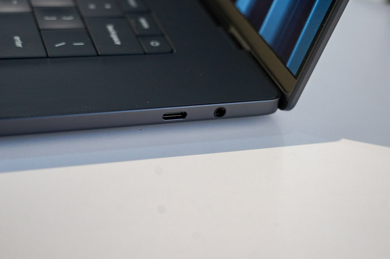 本体の左右側面、最小限のポートというクリーンデザインは継続