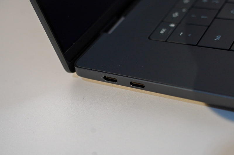 本体の左右側面、最小限のポートというクリーンデザインは継続