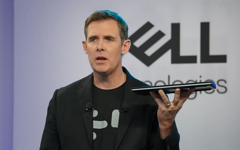 Dell Technologies Alienware製品責任者 マット・マクゴーワン氏が手に持つのが開発中の「ultra-slim gaming laptop」(超薄型ゲーミングノートPC)を公開し、その薄さを強調