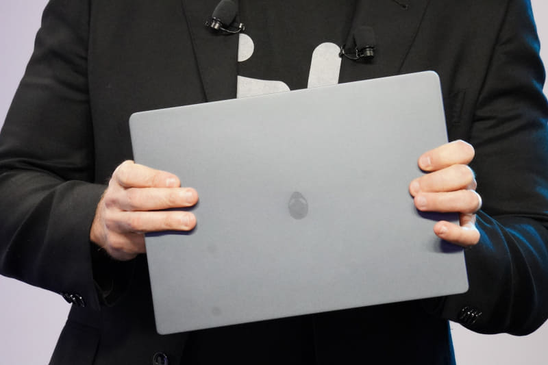 ultra-slim gaming laptop、天板にはおなじみのAlienwareロゴ