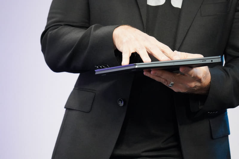 microSDカードスロットとヘッドフォンジャックが見える