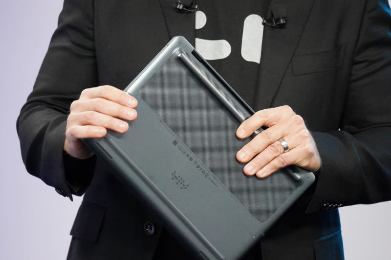 底面、PCリサイクルマークが見えるので、日本でも販売される可能性が高い