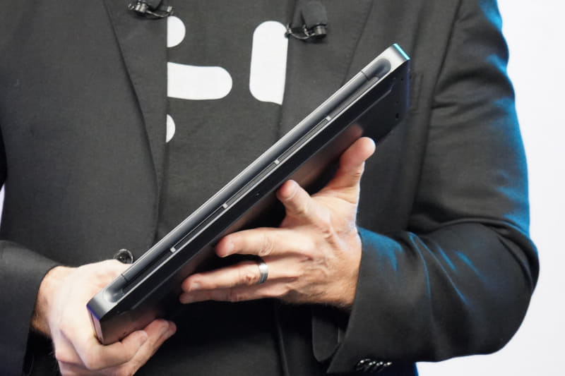 背面にはポートはないようだ