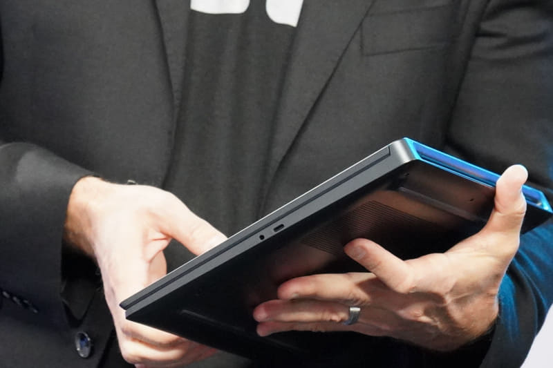 右側面にはUSB Type-Cとヘッドフォンジャック