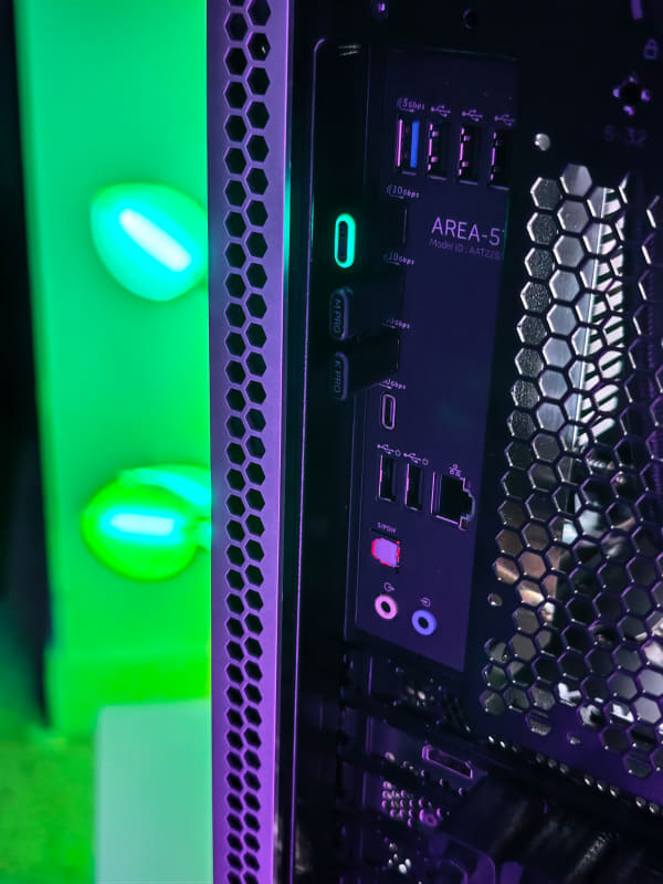 基本的にすでに発表されているAlienware Area-51ゲーミング デスクトップと形状などは同様