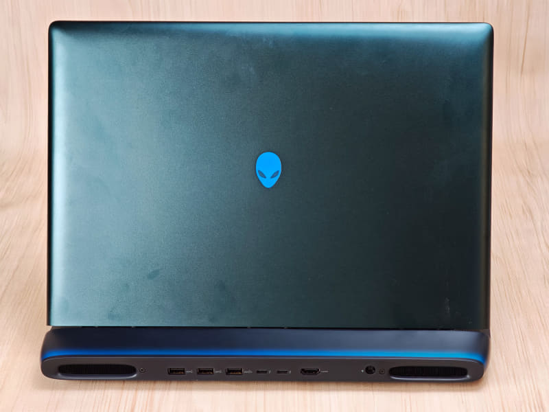 AW30のデザインコンセプトを採用し、ゼロヒンジデザインなどを継承している