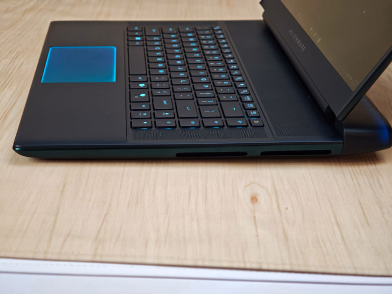 左側にはヘッドフォン端子のみ