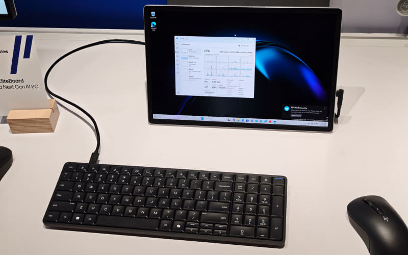 USB給電が可能なディスプレイと組み合わせると本体に給電(バッテリ内蔵モデルは充電)しながら使える