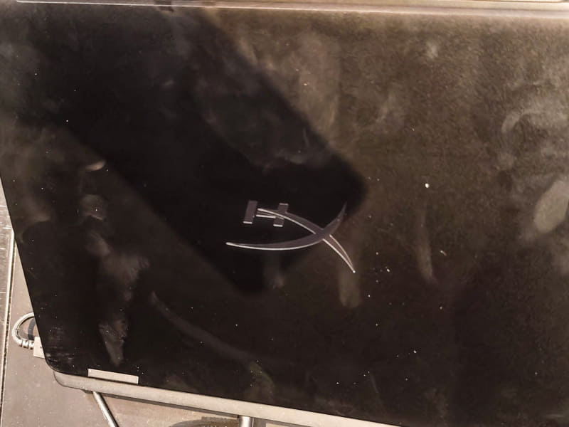 新しいHyperX OMENのゲーミングPCの天板につけられたHyperXのロゴ