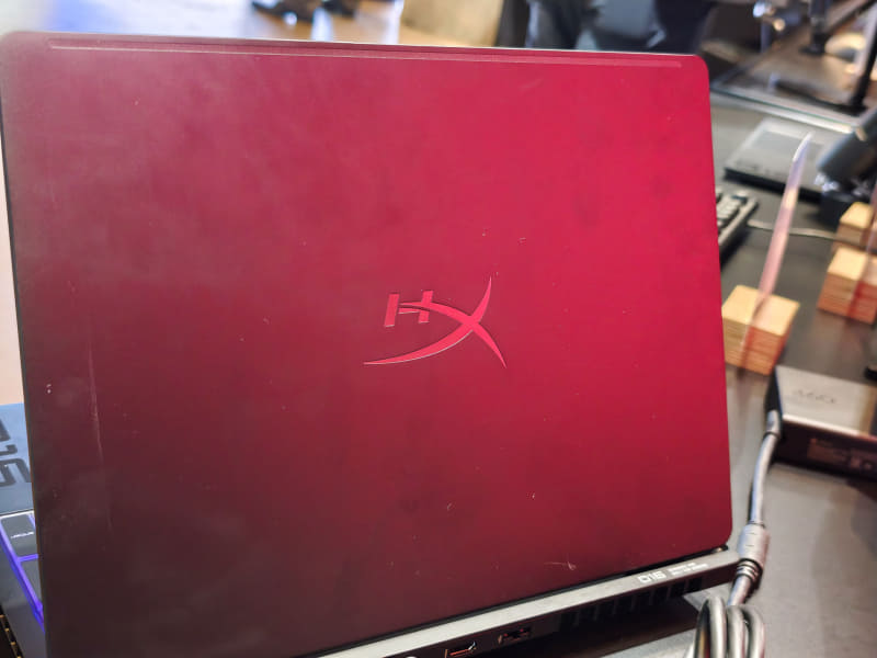 新しいHyperXブランドのロゴが天板に入っている